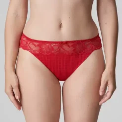 Madison String, Scarlet