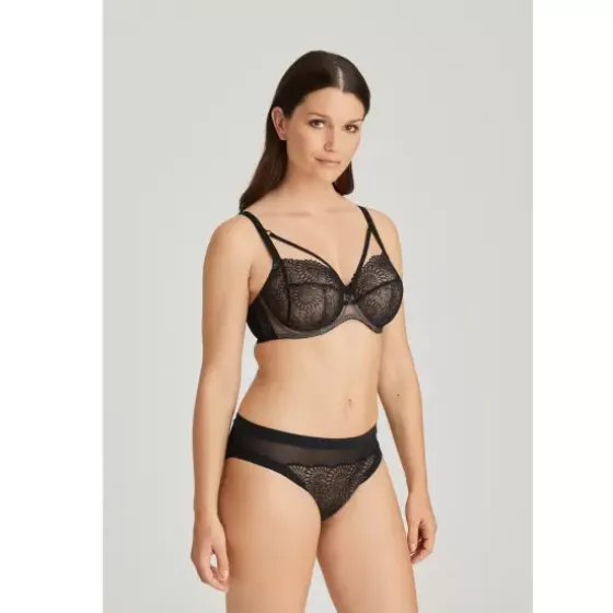 Sophora Tai, Black