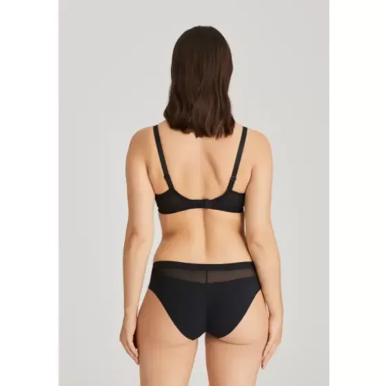 Sophora Tai, Black